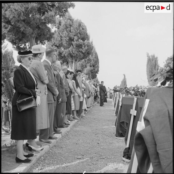 Les familles des victimes assistant aux obsèques.
