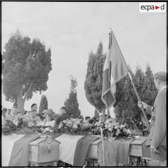 Les obsèques des militaires tués en présence du drapeau de la 532e DBIA.