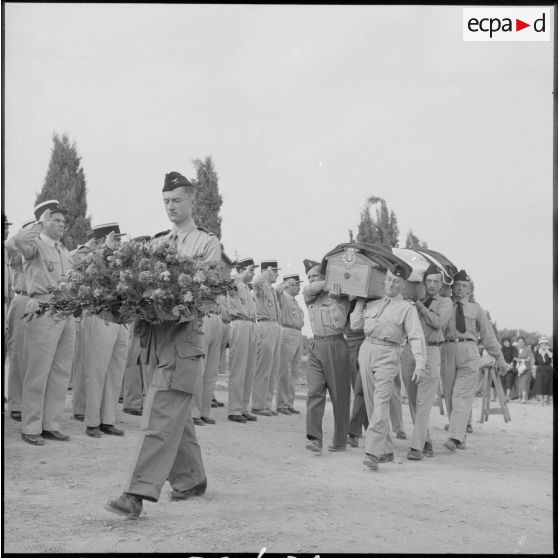 Passage des cercueils sous une haie d'honneur.