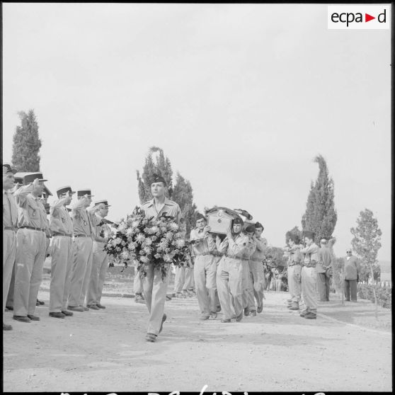 Passage des cercueils sous une haie d'honneur.