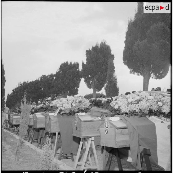 Les cercueils des militaires tués entreposés dans le cimetière militaire d'Oran.