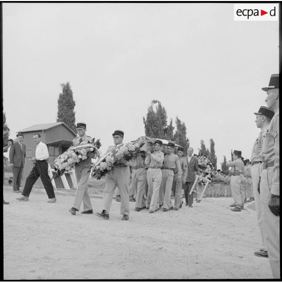 Passage des cercueils sous une haie d'honneur, cimetière d'Oran.