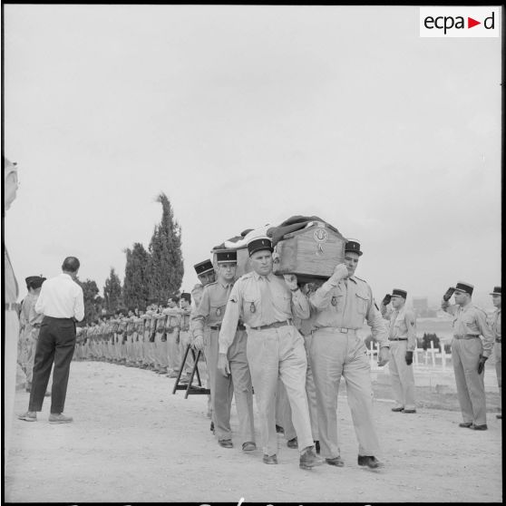 Passage des cercueils sous une haie d'honneur, cimetière d'Oran.
