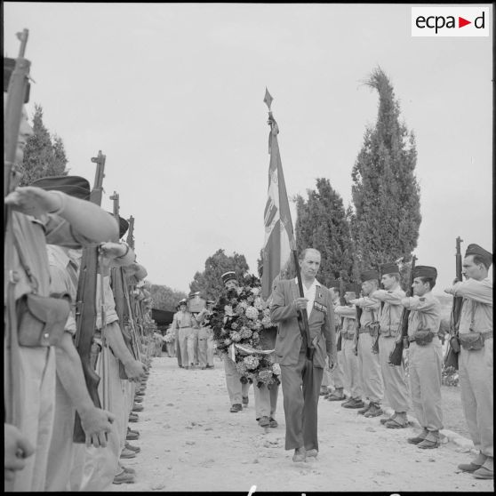 Un porte-drapeau de la 532e DBIA précédant le cortège funèbre.