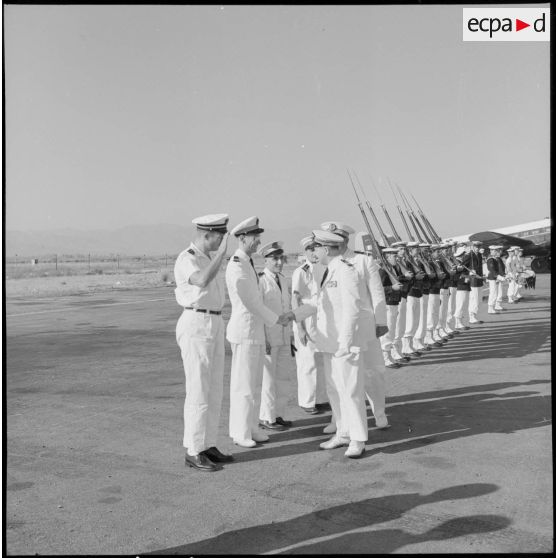 Le capitaine de frégate Rivaille saluant les officiers de l'aéronavale.