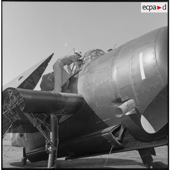 Un matelot monte à bord d'un avion Avenger TBM de l'escadrille 15S.