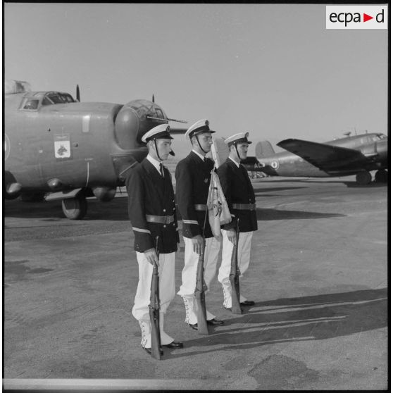 La garde au fanion de l'aéronavale sur la base de Maison-Blanche.