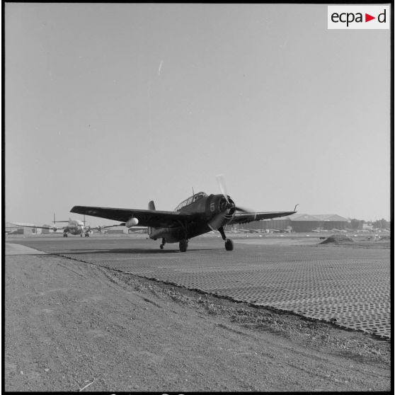 Un avion Avenger TBM prenant la piste.