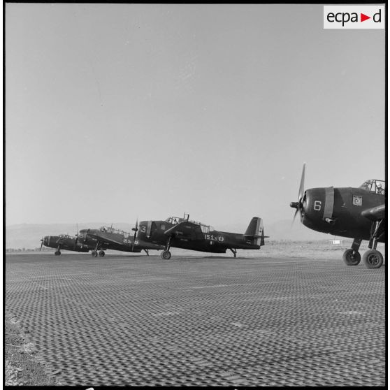 Des avions Avenger TBM de l'escadrille 15S prêts à décoller.
