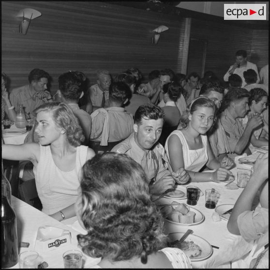 Repas des étudiants d'Alger et des rappelés du 3e bataillon du 2e régiment d'infanterie (RI).