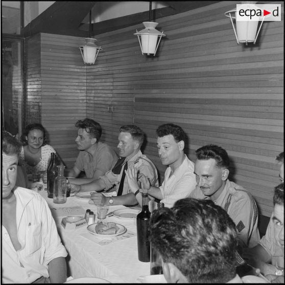 Repas des étudiants d'Alger et des rappelés du 3e bataillon du 2e régiment d'infanterie (RI).