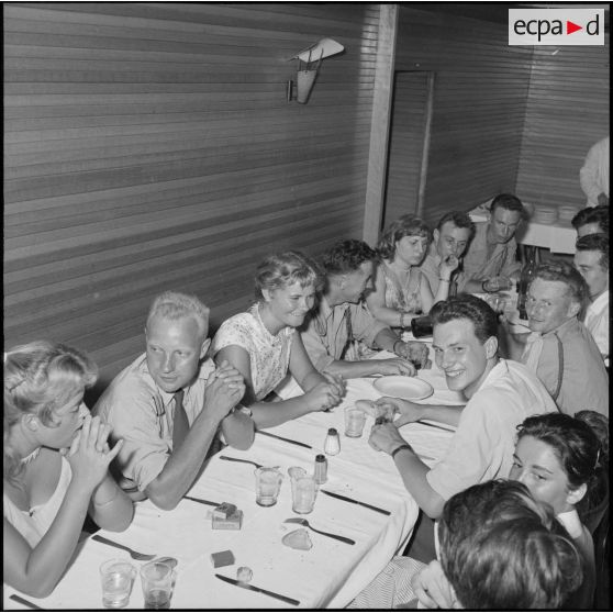 Repas des étudiants d'Alger et des rappelés du 3e bataillon du 2e régiment d'infanterie (RI).