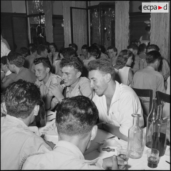 Repas des étudiants d'Alger et des rappelés du 3e bataillon du 2e régiment d'infanterie (RI).