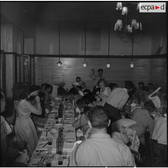 Une bataille de bouchons entre les étudiants d'Alger et les rappelés du 3e bataillon du 2e régiment d'infanterie (RI).