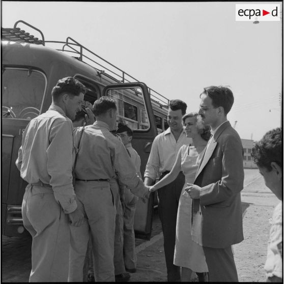 Les étudiants serrant la main des rappelés du 3e bataillon du 2e régiment d'infanterie (RI)avant de monter dans le car.