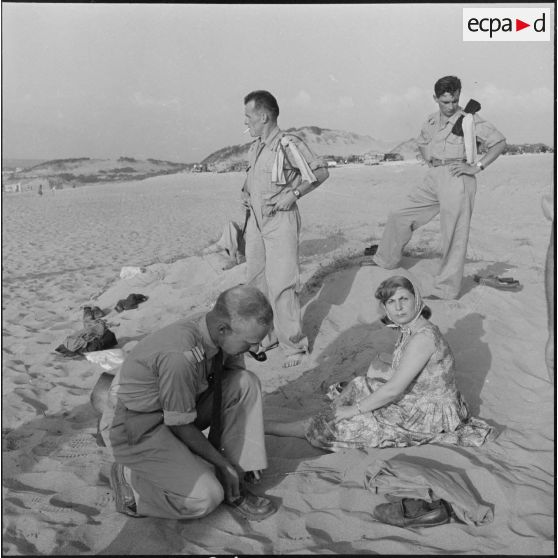 Une étudiante d'Alger et des rappelés du 3e bataillon du 2e régiment d'infanterie (RI) sur la plage de Sidi Ferruch.