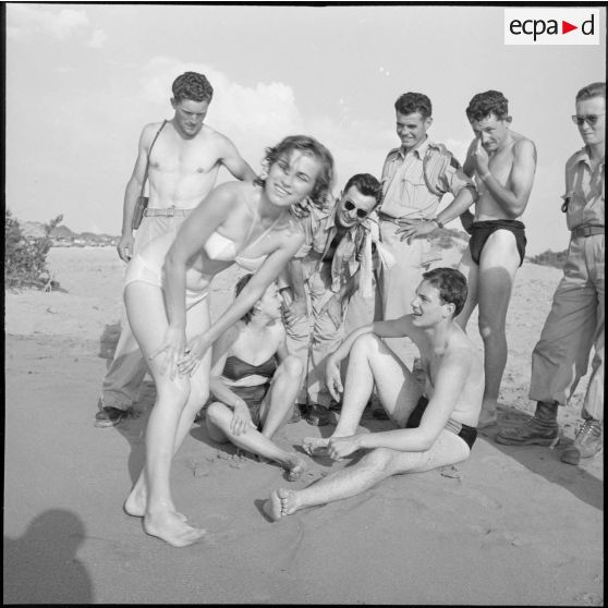 Des étudiants d'Alger et des rappelés du 3e bataillon du 2e régiment d'infanterie (RI) après une baignade.