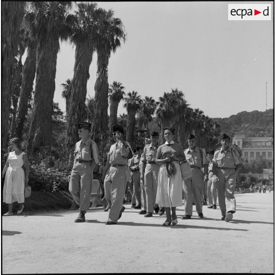 Des étudiants d'Alger et des soldats du 3e bataillon du 2e régiment d'infanterie (RI) dans le jardin d'essais d'Alger.