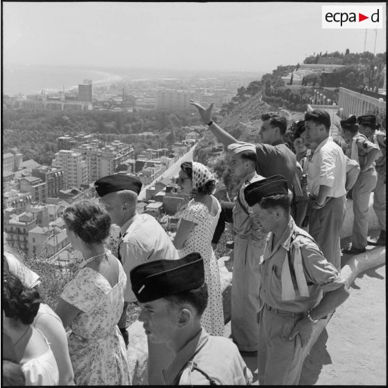 Des étudiants d'Alger et des rappelés du 3e bataillon du 2e régiment d'infanterie (RI)admirant la vue sur la cité de Diar-el-Mahçoul.