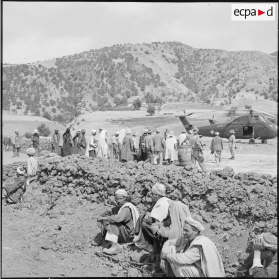 Un groupe de prisonniers au poste du 6e régiment d'infantere (RI) à Senedja.