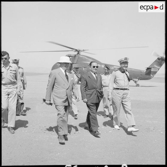 Le maire d'Orléansville, monsieur Robert Lacoste et monsieur Collaveri.