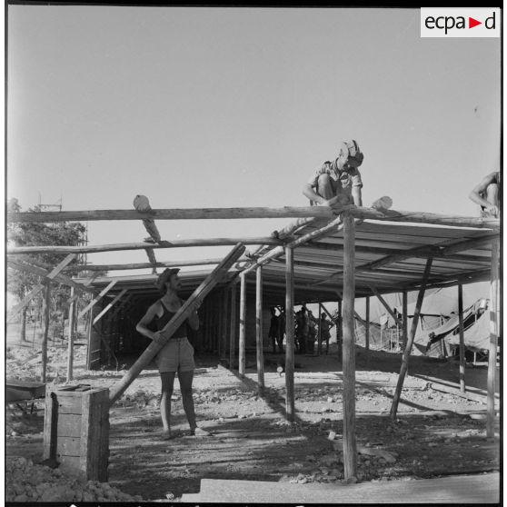 Construction d'un réfectoire par des éléments d'un bataillon du génie.