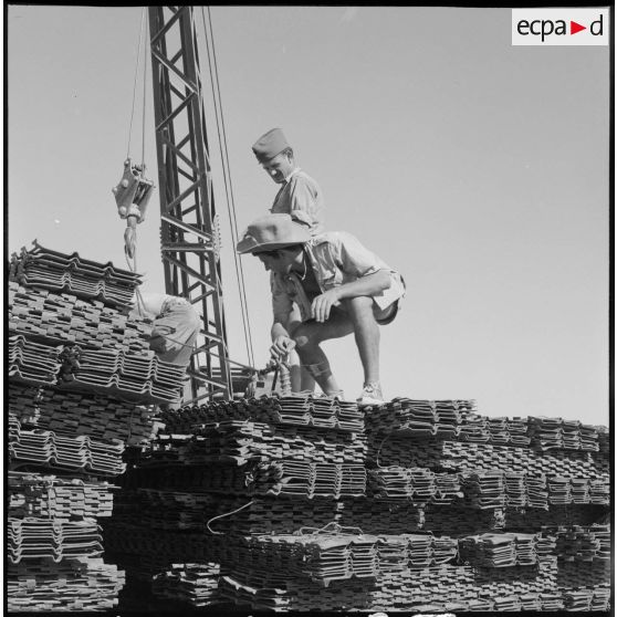 Déchargement de matériel de construction.