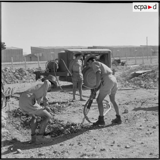 Le soldat Tinarran d'un bataillon du génie maniant le marteau pneumatique.