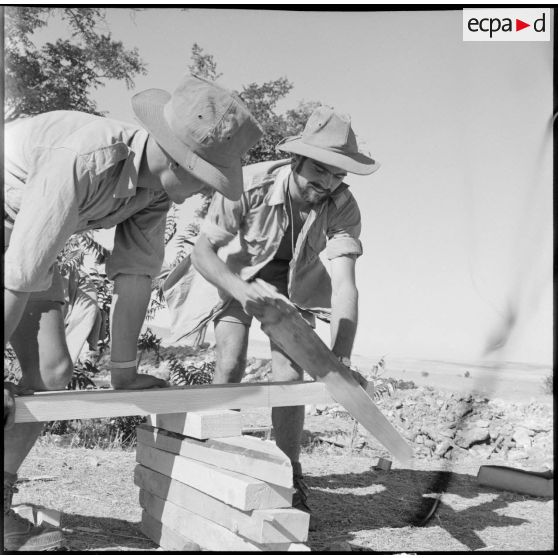 Le soldat Frachet d'un bataillon du génie préparant des chevrons.