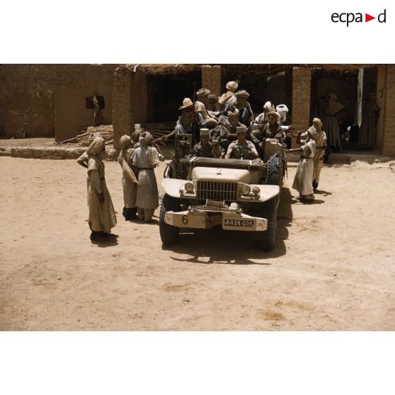 [Algérie, 1958-1961. Soldats méharistes dans le fort de Tarat.]