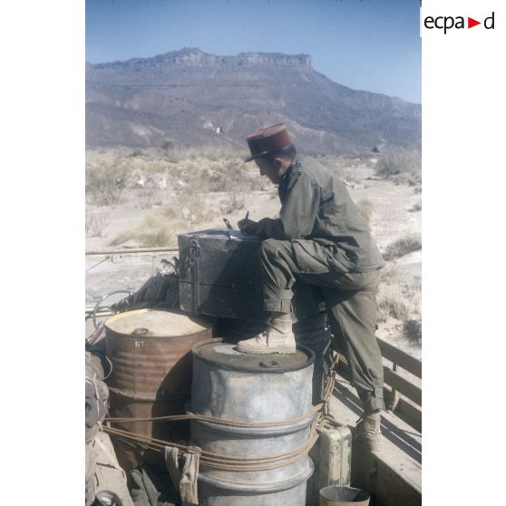 [Algérie, 1958-1961. Un médecin militaire - grade de lieutenant - se déplace pour rencontrer des civils et des militaires du Tassili.]