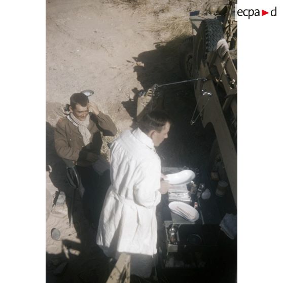 [Algérie, 1958-1961. Un dentiste soigne un patient militaire.]