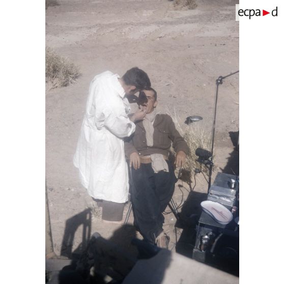 [Algérie, 1958-1961. Un dentiste soigne un patient militaire.]