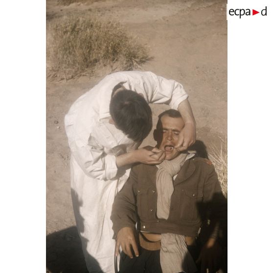 [Algérie, 1958-1961. Un dentiste soigne un patient militaire.]
