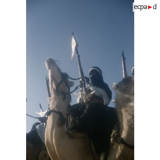 [Algérie, 1958-1961. Portrait d'un méhariste portant le fanion de son unité.]