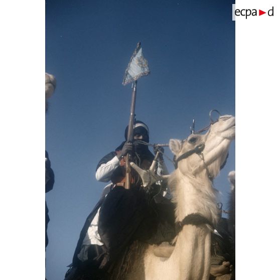 [Algérie, 1958-1961. Portrait d'un méhariste portant le fanion de son unité.]