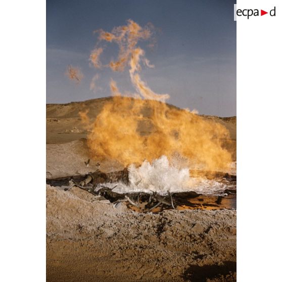 [Algérie, 1958-1961. Puits de pétrole en flamme, consécutif à l'explosion d'une sonde.]