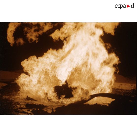 [Algérie, 1958-1961. Puits de pétrole en flamme, consécutif à l'explosion d'une sonde.]
