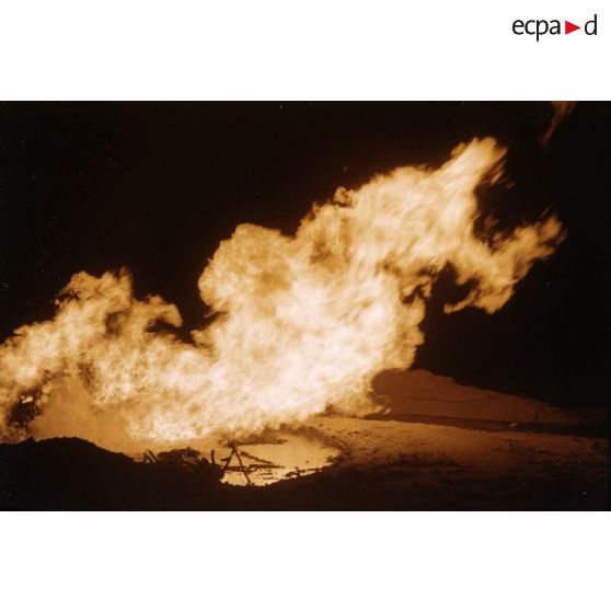 [Algérie, 1958-1961. Puits de pétrole en flamme, consécutif à l'explosion d'une sonde.]