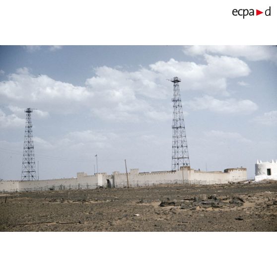 Fort Colonel de Polignac. Explorateur [du] Sahara Oriental. Fondateur [de la] société de géographie d'Alger en AF[rique du] N[ord]. [légende d'origine]