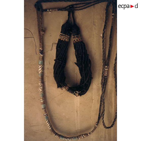 Glada. Khezama. [légende d'origine]