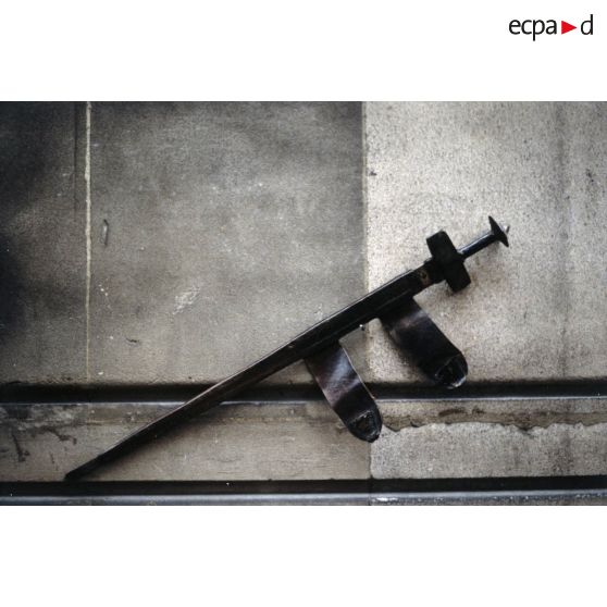 [Algérie, 1958-1961. L'arme blanche de soldats méharistes.]