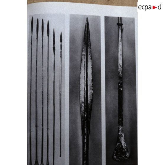 [Reproduction de la page d'un ouvrage représentant des lances et des pointes de lance, 1958-1961.]