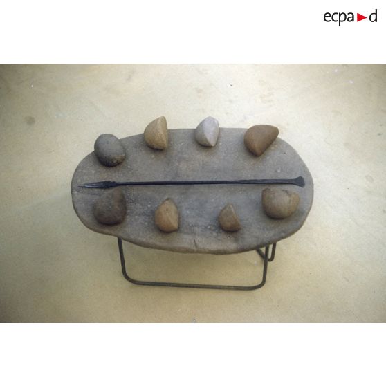 Plat et grattoirs. [légende d'origine]