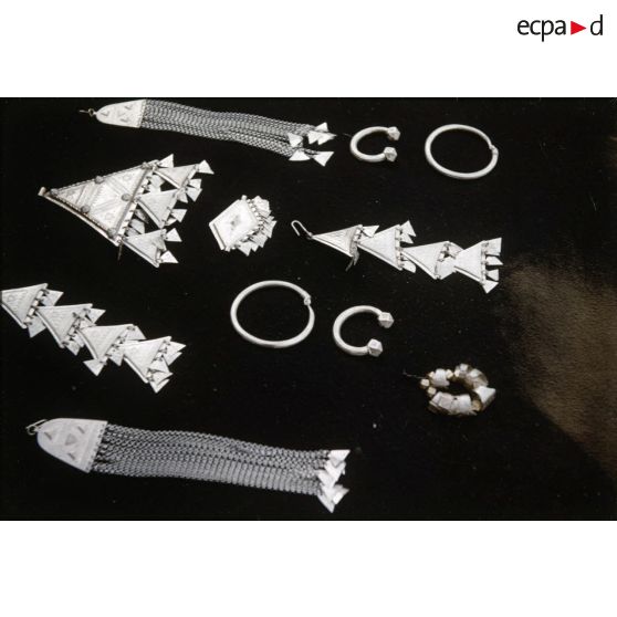 Bijoux. [légende d'origine]