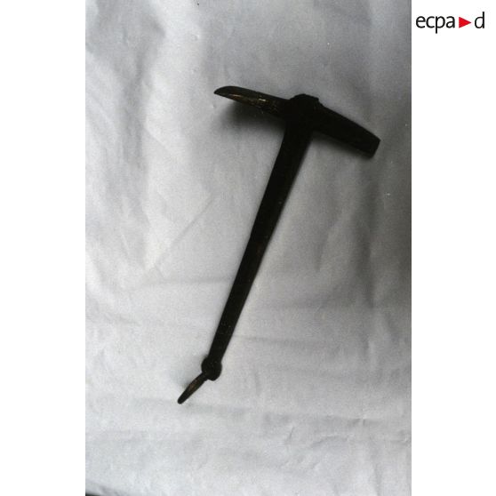 [Une pioche exposée, 1992.]