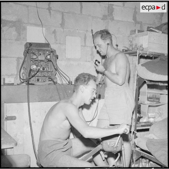 Le caporal Troncin en communication radio.