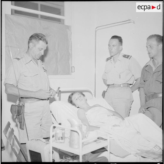 Le capitaine Dupuy et le lieutenant SAS Burthey au chevet de mademoiselle Andrée Leseure.