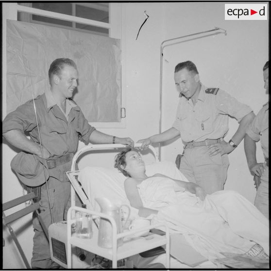 Le lieutenant SAS Burthey au chevet de mademoiselle Andrée Leseure.