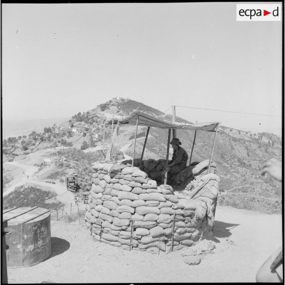 Le soldat Bernard Charpentier de la 1re compagnie du 45e BIC en surveillance.